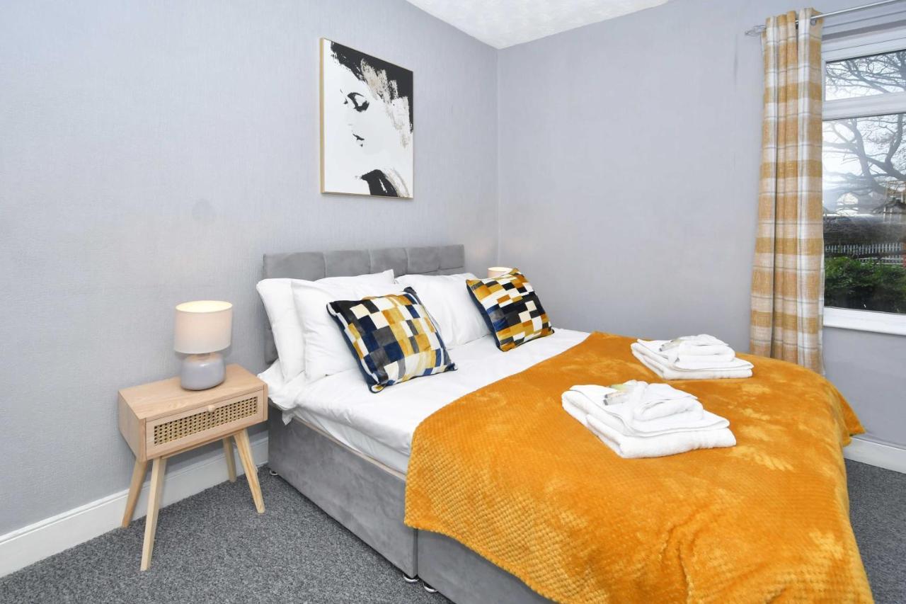 The Yellow Door By Avenew Management Serviced Accommodation Stoke-on-Trent Exterior foto