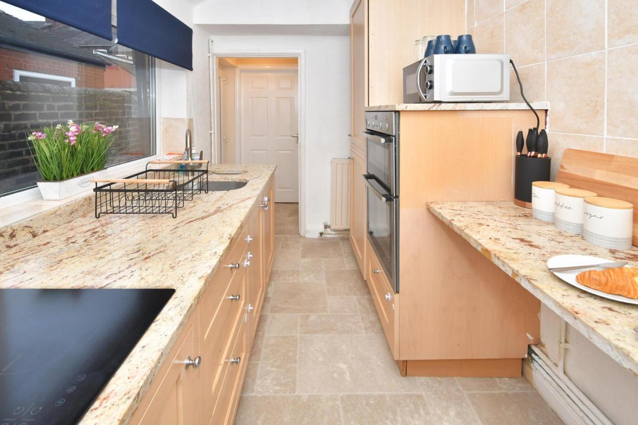 The Yellow Door By Avenew Management Serviced Accommodation Stoke-on-Trent Exterior foto