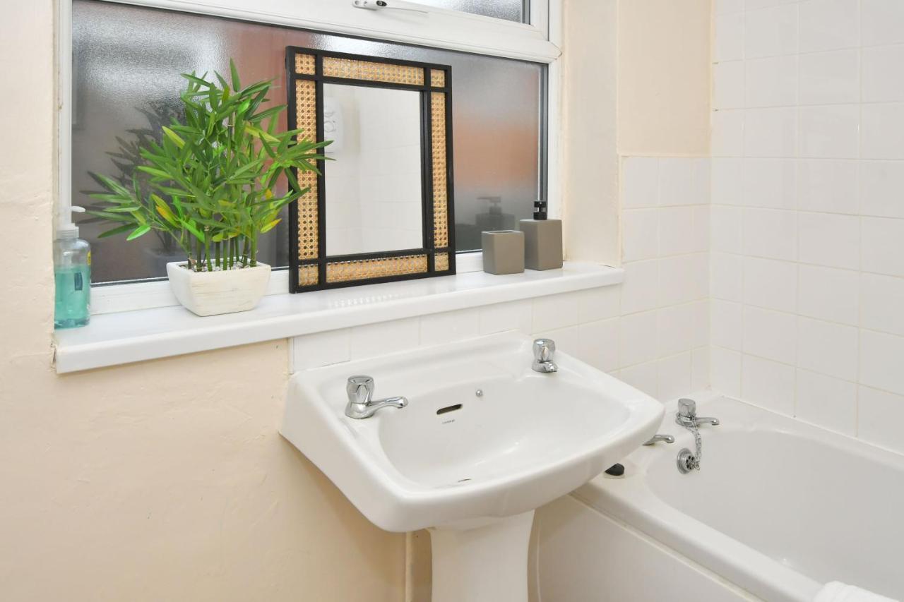 The Yellow Door By Avenew Management Serviced Accommodation Stoke-on-Trent Exterior foto